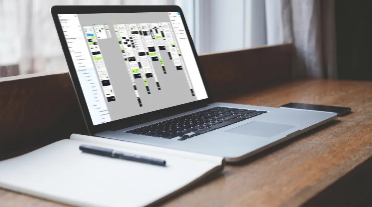 Laptop z otwartym projektem strony w Figma — szkic pod decyzję klienta